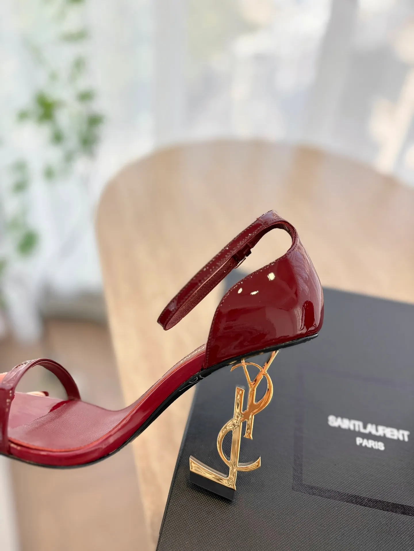 👟👟Ex-factory price 580👟👟 High version "SAINT LAUREN*" Saint Laurent YSL classic high-heeled shoes and sandals. Only YSL understands women's hearts best and does not accept refutation. It is a super invincible feminine artifact and a must-have for women (z-product full-body customization, own molded hardware accessories, perfect consistency). Compare the differences between pictures and products on the market ✔ Upper: Customized imported calf patent leather ✔Inner lining: imported 🐑 sheepskin ✔Sole: imported genuine leather outsole ✔Heel height: 10.5cm ✔Number of yards: 35-39 (40 can be customized and non-returnable) (Full set of packaging)